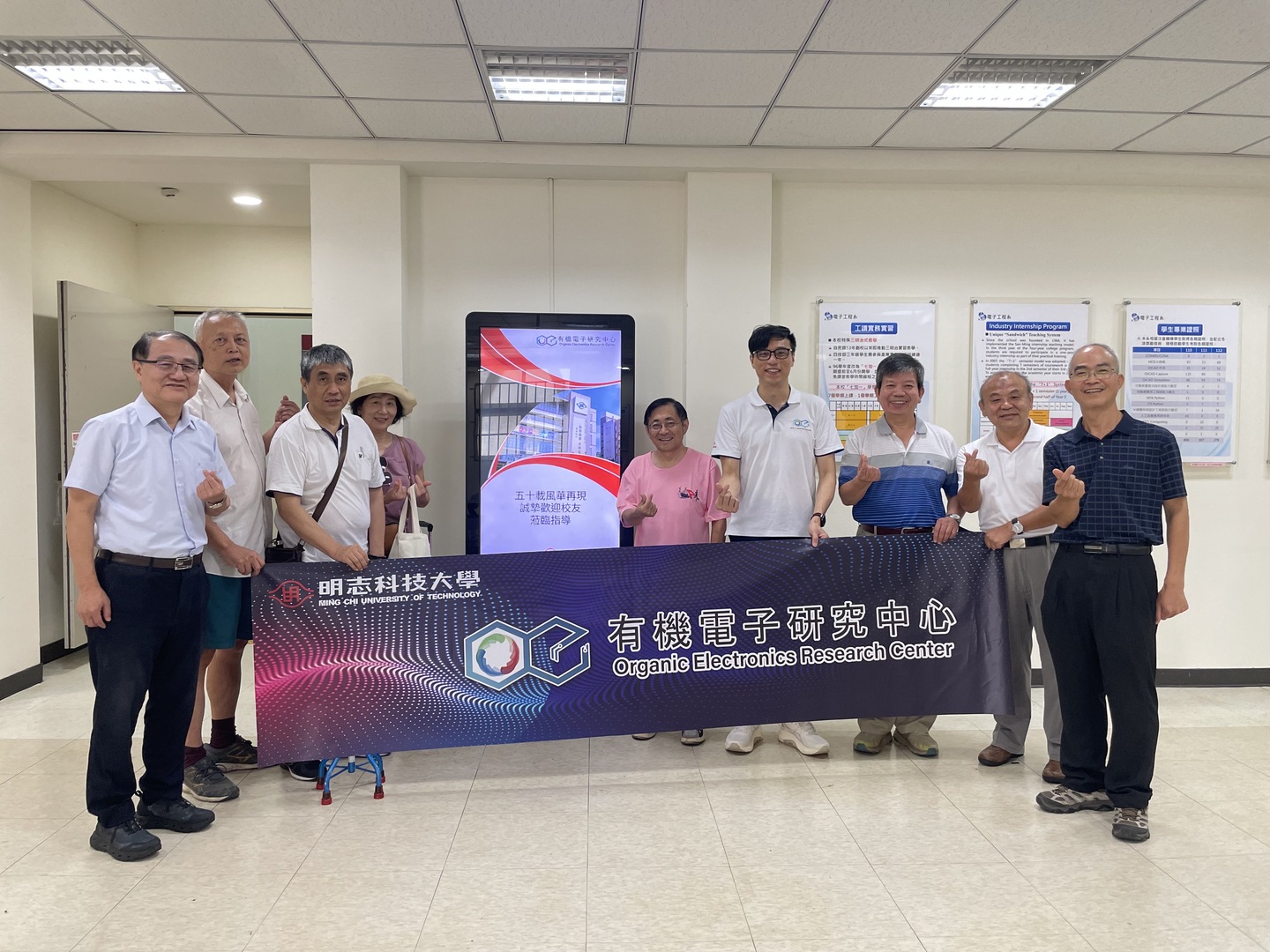 [Exchange&Visit] 2025/08/05 2025/08/05 — Alumni celebrating their 50th graduation anniversary returned to campus for a school history tour, campus walk, and faculty-student交流, cherishing memories and witnessing their alma mater’s growth.Image