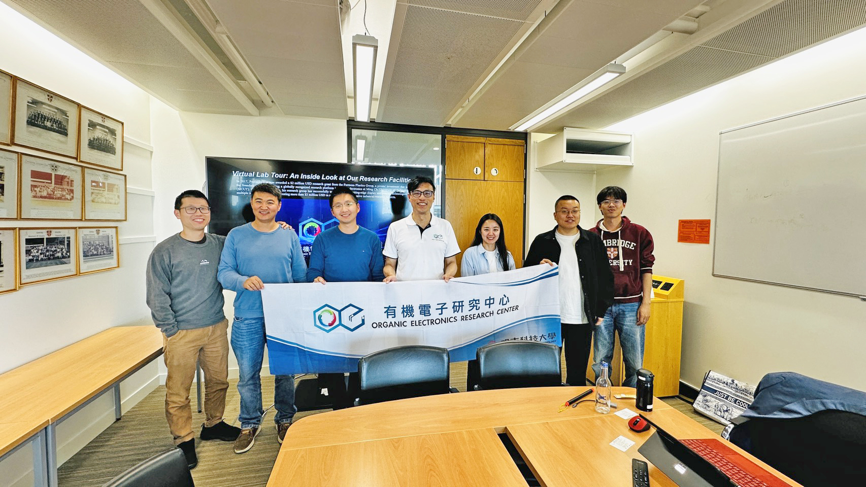 【參訪交流】2025/09/08 明志科大劉舜維主任赴劍橋大學演說交流，展現有機與鈣鈦礦光電成果，奠定合作基礎；並訪 Nanoprint 了解 ALD 技術，期推動長期合作與前瞻研發。圖片